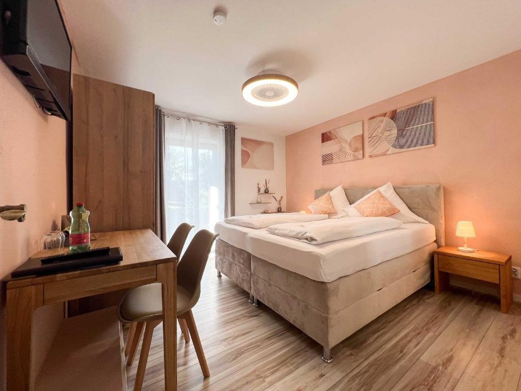 Doppelzimmer mit Seeblick und Balkon